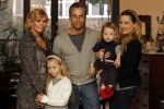 Den Haag 14 maart 2010
Robert Schoemacher met zijn dochters Livia en en Andjelica en vrouw Claudia en zijn ex vriendin Anja bij hem thuis.
Peter Smulders bv