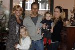 Den Haag 14 maart 2010
Robert Schoemacher met zijn dochters Livia en en Andjelica en vrouw Claudia en zijn ex vriendin Anja bij hem thuis.
Peter Smulders bv