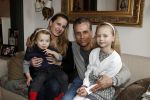 Den Haag 14 maart 2010
Robert Schoemacher met zijn dochters Livia en en Andjelica en vrouw Claudia en zijn ex vriendin Anja bij hem thuis.
Peter Smulders bv