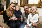 Den Haag 14 maart 2010
Robert Schoemacher met zijn dochters Livia en en Andjelica en vrouw Claudia en zijn ex vriendin Anja bij hem thuis.
Peter Smulders bv