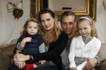 Den Haag 14 maart 2010
Robert Schoemacher met zijn dochters Livia en en Andjelica en vrouw Claudia en zijn ex vriendin Anja bij hem thuis.
Peter Smulders bv