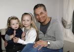 Den Haag 14 maart 2010
Robert Schoemacher met zijn dochters Livia en en Andjelica en vrouw Claudia en zijn ex vriendin Anja bij hem thuis.
Peter Smulders bv