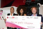 Amsterdam 20 juli 2009
VIP shopping in de westergasfabriek. Winnares Robin Knitter met Viggo Waas en Bastiaan v Schaijk
Peter Smulders bv