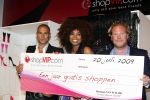 Amsterdam 20 juli 2009
VIP shopping in de westergasfabriek. Winnares Robin Knitter met Viggo Waas en Bastiaan v Schaijk
Peter Smulders bv