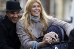 Amsterdam 20 januari 2010
Ruud en estelle Gullit met een vriend van hen uit Los Angeles. Danielle Overgaag kwam hem de hand schudden terwijl leco haar haren aan het verven was. Ruud en estelle proberen haar te verbergen voor de fotograaf.
Peter Smulders bv
