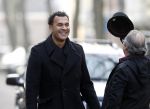Amsterdam 20 januari 2010
Ruud en estelle Gullit met een vriend van hen uit Los Angeles. Danielle Overgaag kwam hem de hand schudden terwijl leco haar haren aan het verven was. Ruud en estelle proberen haar te verbergen voor de fotograaf.
Peter Smulders bv