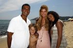 Sant Tropez 27 juni 2009
Ruud Estelle Joelle en Maxim Gullit op vakantie in St Tropez.
Peter Smulders bv