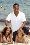 Sant Tropez 27 juni 2009
Ruud Estelle Joelle en Maxim Gullit op vakantie in St Tropez.
Peter Smulders bv