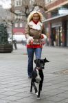 Amsterdam 18 januari 2010
Tatjana met haar nieuwe hondje Maya die ze mee genomen heeft uit Mexico.
Peter Smulders bv