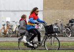 Amsterdam 21 januari 2010
Tatum Dagelet met dochter Toy Travis op de fiets
Peter Smulders bv