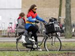 Amsterdam 21 januari 2010
Tatum Dagelet met dochter Toy Travis op de fiets
Peter Smulders bv
