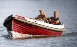 Vreeland 2 juli 2009
Wendy van Dijk en Erland Galjaard aan het varen met hun sloep in Vreeland op de Vecht.
Foto Peter Smulders bv