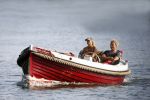 Vreeland 2 juli 2009
Wendy van Dijk en Erland Galjaard aan het varen met hun sloep in Vreeland op de Vecht.
Foto Peter Smulders bv
