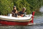 Vreeland 2 juli 2009
Wendy van Dijk en Erland Galjaard aan het varen met hun sloep in Vreeland op de Vecht.
Foto Peter Smulders bv