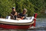Vreeland 2 juli 2009
Wendy van Dijk en Erland Galjaard aan het varen met hun sloep in Vreeland op de Vecht.
Foto Peter Smulders bv