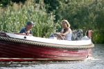 Vreeland 2 juli 2009
Wendy van Dijk en Erland Galjaard aan het varen met hun sloep in Vreeland op de Vecht.
Foto Peter Smulders bv