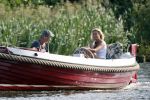 Vreeland 2 juli 2009
Wendy van Dijk en Erland Galjaard aan het varen met hun sloep in Vreeland op de Vecht.
Foto Peter Smulders bv