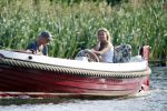 Vreeland 2 juli 2009
Wendy van Dijk en Erland Galjaard aan het varen met hun sloep in Vreeland op de Vecht.
Foto Peter Smulders bv