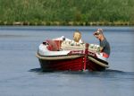 Vreeland 2 juli 2009
Wendy van Dijk en Erland Galjaard aan het varen met hun sloep in Vreeland op de Vecht.
Foto Peter Smulders bv
