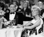 Raamsdonkveer, 20 Mei 1983
VVCS Gala bij importeur van Toyota
Willeke Alberti, in verwachting van haar derde kind, Kai, van toenamlige echtgenoot Soren Lerby met aan de tafel haar vader willy Alberti
Foto Peter Smulders BV