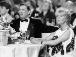 Raamsdonkveer, 20 Mei 1983
VVCS Gala bij importeur van Toyota
Willeke Alberti, in verwachting van haar derde kind, Kai, van toenamlige echtgenoot Soren Lerby met aan de tafel haar vader willy Alberti
Foto Peter Smulders BV
