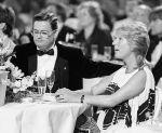 Raamsdonkveer, 20 Mei 1983
VVCS Gala bij importeur van Toyota
Willeke Alberti, in verwachting van haar derde kind, Kai, van toenamlige echtgenoot Soren Lerby met aan de tafel haar vader willy Alberti
Foto Peter Smulders BV