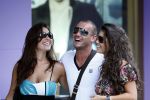 Ibiza 8 juli 2009
Wesley Sneijder en Yolanthe Cabau v Kasbergen en haar zus op de boot op ibiza.
Peter Smulders bv