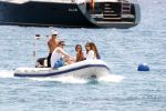 Ibiza 9 juli 2009
Wesley Sneijder en Yolanthe Cabau v Kasbergen met zus op ibiza , Wesley had een hele grote boot gehuurd en ging lunchen bij de populaire strandtent Blue Marlin.
Peter Smulders bv
