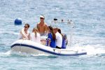 Ibiza 9 juli 2009
Wesley Sneijder en Yolanthe Cabau v Kasbergen met zus op ibiza , Wesley had een hele grote boot gehuurd en ging lunchen bij de populaire strandtent Blue Marlin.
Peter Smulders bv