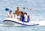 Ibiza 9 juli 2009
Wesley Sneijder en Yolanthe Cabau v Kasbergen met zus op ibiza , Wesley had een hele grote boot gehuurd en ging lunchen bij de populaire strandtent Blue Marlin.
Peter Smulders bv