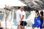 Ibiza 9 juli 2009
Wesley Sneijder en Yolanthe Cabau v Kasbergen met zus op ibiza , Wesley had een hele grote boot gehuurd en ging lunchen bij de populaire strandtent Blue Marlin.
Peter Smulders bv