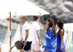 Ibiza 9 juli 2009
Wesley Sneijder en Yolanthe Cabau v Kasbergen met zus op ibiza , Wesley had een hele grote boot gehuurd en ging lunchen bij de populaire strandtent Blue Marlin.
Peter Smulders bv