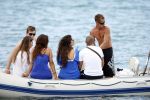 Ibiza 9 juli 2009
Wesley Sneijder en Yolanthe Cabau v Kasbergen met zus op ibiza , Wesley had een hele grote boot gehuurd en ging lunchen bij de populaire strandtent Blue Marlin.
Peter Smulders bv