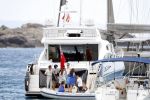 Ibiza 9 juli 2009
Wesley Sneijder en Yolanthe Cabau v Kasbergen met zus op ibiza , Wesley had een hele grote boot gehuurd en ging lunchen bij de populaire strandtent Blue Marlin.
Peter Smulders bv