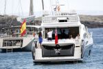 Ibiza 9 juli 2009
Wesley Sneijder en Yolanthe Cabau v Kasbergen met zus op ibiza , Wesley had een hele grote boot gehuurd en ging lunchen bij de populaire strandtent Blue Marlin.
Peter Smulders bv