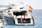 Ibiza 9 juli 2009
Wesley Sneijder en Yolanthe Cabau v Kasbergen met zus op ibiza , Wesley had een hele grote boot gehuurd en ging lunchen bij de populaire strandtent Blue Marlin.
Peter Smulders bv