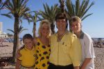 Spanje, 5 Augusus 1998 Ad v d Hurk ( Andy de Witt )
met zijn vierde vrouw en jongste kinderen
foto Peter Smulders BV