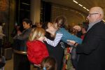 Schiphol 14 maart 2011
Amanda Krabbe komt na 4 maanden terug op schiphol en wordt daar ontavangen door martijn Bickel Jasmijn Achilles Michelle en haar ouders en beste vriendinnen.
Peter Smulders bv