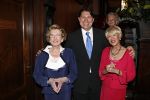 Zeist 10 maart 2011
Mieke Telkamp ontvangt uit handen van Anneke Gronloh een gouden DVD. Bart Peeters heeft alles georganiseerd.
Peter Smulders bv