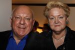 Rotterdam 14 februari 2011
Premiere herinnert U zich deze nog met Martin v Waardenberg Mylenen d Anjou Ruben Lursen Richard Groenendijk Thijs Steenkamp Annick Boer Joel de Tobe Pepijn v d Burgt en Daan v Putten in het oude Luxor. Bas v Toor met vrouw
Peter Smulders bv