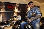 Amsterdam 17 februari 2011
Ben saunders krijgt zijn Vespa Buddha tot Buddha scooter.
Peter Smulders bv