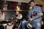Amsterdam 17 februari 2011
Ben saunders krijgt zijn Vespa Buddha tot Buddha scooter.
Peter Smulders bv