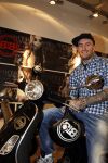 Amsterdam 17 februari 2011
Ben saunders krijgt zijn Vespa Buddha tot Buddha scooter.
Peter Smulders bv