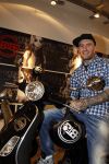 Amsterdam 17 februari 2011
Ben saunders krijgt zijn Vespa Buddha tot Buddha scooter.
Peter Smulders bv