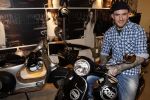 Amsterdam 17 februari 2011
Ben saunders krijgt zijn Vespa Buddha tot Buddha scooter.
Peter Smulders bv