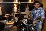 Amsterdam 17 februari 2011
Ben saunders krijgt zijn Vespa Buddha tot Buddha scooter.
Peter Smulders bv