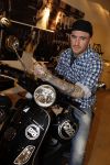 Amsterdam 17 februari 2011
Ben saunders krijgt zijn Vespa Buddha tot Buddha scooter.
Peter Smulders bv
