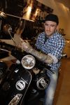 Amsterdam 17 februari 2011
Ben saunders krijgt zijn Vespa Buddha tot Buddha scooter.
Peter Smulders bv