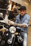 Amsterdam 17 februari 2011
Ben saunders krijgt zijn Vespa Buddha tot Buddha scooter.
Peter Smulders bv
