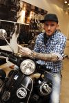 Amsterdam 17 februari 2011
Ben saunders krijgt zijn Vespa Buddha tot Buddha scooter.
Peter Smulders bv
